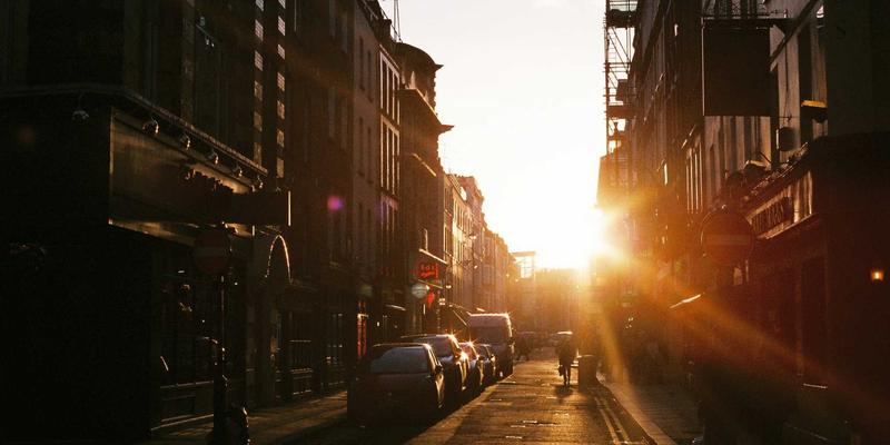 设计、科技与蒸汽波：埃里克佐如何用音乐制作原理重塑产品战略规划